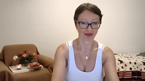 Snapshot of bellarose_2020 chatting on July 18, 7:17 pm Emma online show from July 18, 7:17 pm