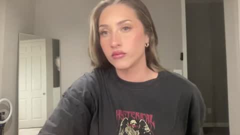 Snapshot of bellaxxboo chatting on August 1, 3:50 am Bella Rose online show from August 1, 3:50 am
