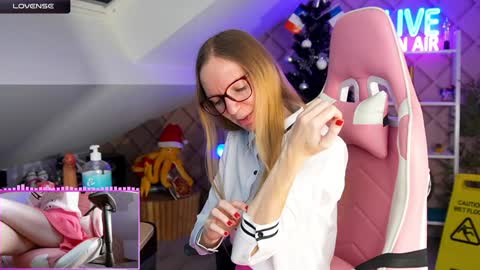 Snapshot of belle_alice chatting on December 2, 7:36 am Alice online show from December 2, 7:36 am