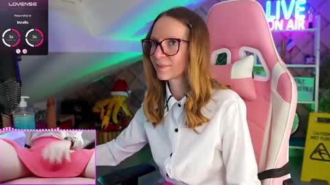 Snapshot of belle_alice chatting on February 10, 1:44 pm Alice online show from February 10, 1:44 pm