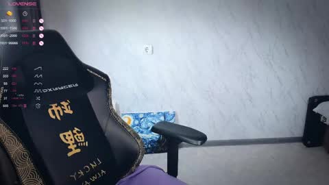 Snapshot of bellezza_ chatting on May 2, 2:33 pm Your Annabelle Wolf online show from May 2, 2:33 pm