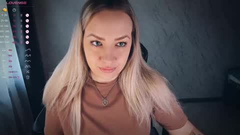 Snapshot of bellezza_ chatting on May 15, 10:11 am Your Annabelle Wolf online show from May 15, 10:11 am