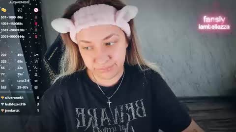 Snapshot of bellezza_ chatting on June 17, 5:03 pm Your Annabelle Wolf online show from June 17, 5:03 pm