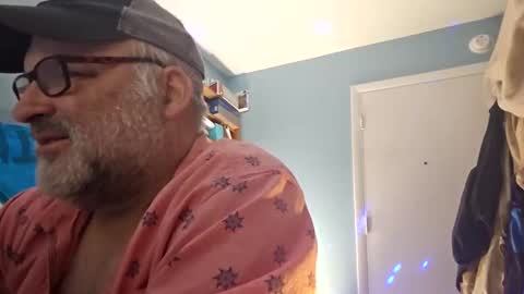 Snapshot of bendavewill chatting on December 22, 6:28 am Bendavewill online show from December 22, 6:28 am