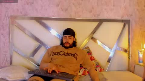 Snapshot of benny_and_mark chatting on February 6, 3:55 am Benny and Mark online show from February 6, 3:55 am