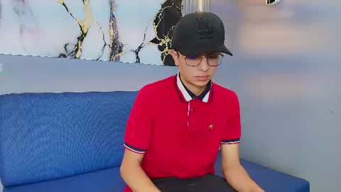 Snapshot of benny_mikll chatting on June 18, 9:52 pm Benny online show from June 18, 9:52 pm