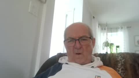 Snapshot of bernard1102 chatting on June 27, 12:55 pm bernard1102 online show from June 27, 12:55 pm