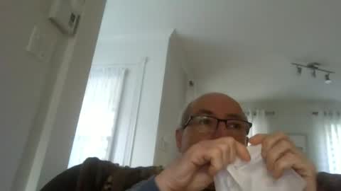 Snapshot of bernard1102 chatting on June 29, 10:37 am bernard1102 online show from June 29, 10:37 am