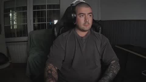 berto3389 online show from December 18, 7:09 pm