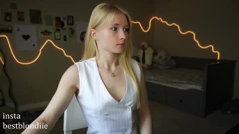 Snapshot of bestblondiiecb chatting on March 3, 5:50 pm Chloe Next stream on Friday online show from March 3, 5:50 pm