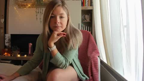 Snapshot of bestgirl_ofthe_neighborhood chatting on January 7, 8:06 am Vicky online show from January 7, 8:06 am