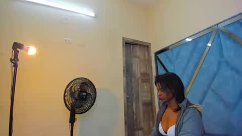 Snapshot of betany_grey chatting on February 9, 3:43 am Betaby grey online show from February 9, 3:43 am