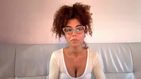 Snapshot of bethelvantassell chatting on April 7, 4:18 pm Bella online show from April 7, 4:18 pm