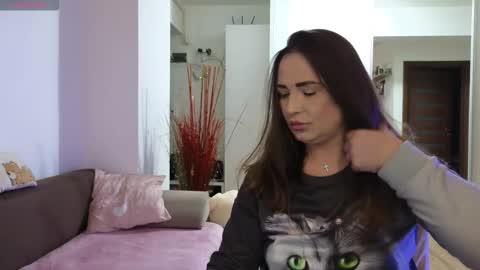   BeyonceDoll       Twitter DollBeyonce    online show from February 24, 8:07 pm