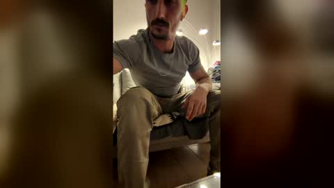 Snapshot of biberonplein1010 chatting on April 5, 10:07 pm biberonplein1010 online show from April 5, 10:07 pm