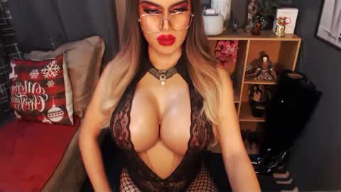 Snapshot of bigbomblhoraine chatting on February 9, 4:18 pm Loraine Cruz online show from February 9, 4:18 pm