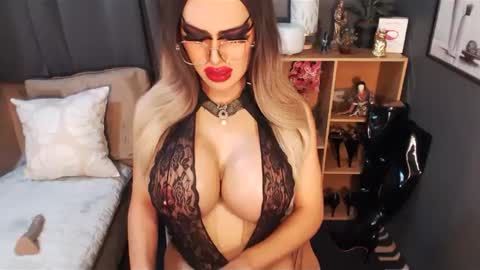 Snapshot of bigbomblhoraine chatting on February 26, 6:04 am Loraine Cruz online show from February 26, 6:04 am