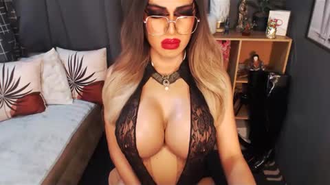 Snapshot of bigbomblhoraine chatting on March 10, 6:34 pm Loraine Cruz online show from March 10, 6:34 pm