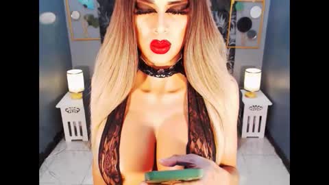 Snapshot of bigbomblhoraine chatting on February 11, 11:04 am Loraine Cruz online show from February 11, 11:04 am