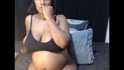 Snapshot of bigbootyshaz chatting on February 2, 7:12 pm Bigbootyshaz online show from February 2, 7:12 pm