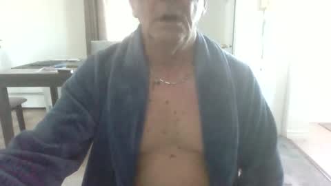 bigdeer581917471 online show from May 24, 10:09 am
