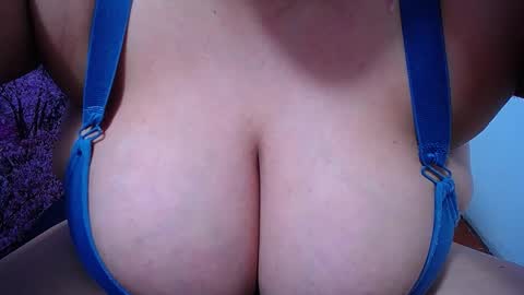 Snapshot of bigg_boobs_xxx chatting on October 25, 10:26 pm Sunny online show from October 25, 10:26 pm