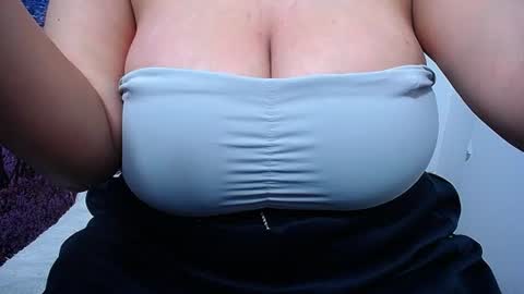 Snapshot of bigg_boobs_xxx chatting on June 13, 3:04 am Sunny online show from June 13, 3:04 am