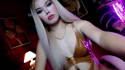 bitchinthecityxx online show from May 6, 8:19 am
