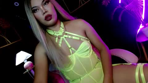 bitchinthecityxx online show from May 7, 1:44 am