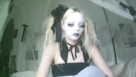vampire fang  online show from October 3, 7:00 pm