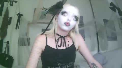 vampire fang  online show from October 4, 7:01 pm