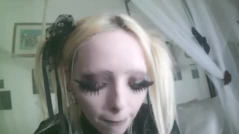 vampire fang  online show from December 18, 8:04 pm