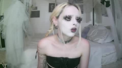 vampire fang  online show from March 13, 6:25 pm