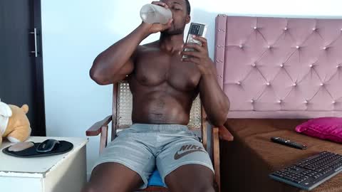 Snapshot of blacknikes chatting on December 28, 7:33 pm Twtter 1MikeBeckford            Onlyfns beckfordmike online show from December 28, 7:33 pm