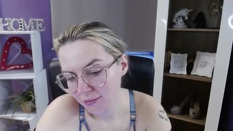 Z O E Y online show from March 10, 5:45 am