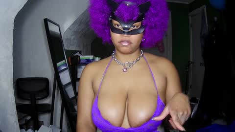 Snapshot of blacksirenqueen chatting on December 6, 1:07 am Queen Siren online show from December 6, 1:07 am