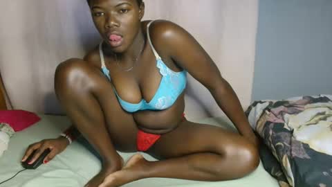 Snapshot of blair_sue chatting on June 5, 11:16 am love online show from June 5, 11:16 am