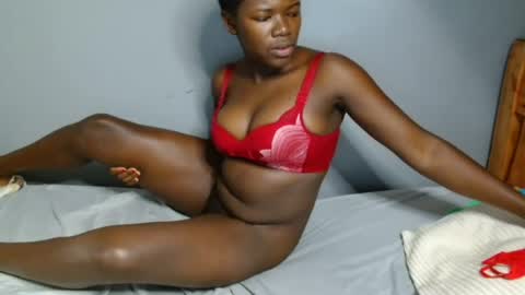 Snapshot of blair_sue chatting on June 24, 12:09 am love online show from June 24, 12:09 am