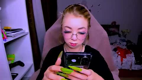 Snapshot of blinkofeyes chatting on December 22, 4:42 am Nicole online show from December 22, 4:42 am