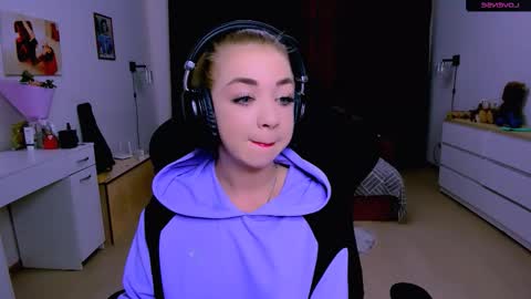 Nicole online show from October 1, 1:17 pm