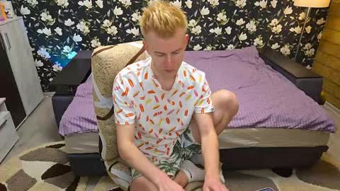 blond_boy69 online show from May 15, 6:37 pm
