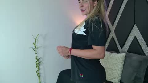 Snapshot of blonde_cat1515 chatting on June 14, 12:19 am alejandra online show from June 14, 12:19 am