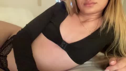 Snapshot of blonde_petite chatting on May 29, 2:09 am Alice online show from May 29, 2:09 am