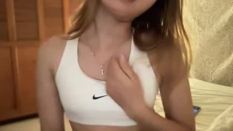 Snapshot of blonde_petite chatting on July 5, 4:30 am Alice online show from July 5, 4:30 am