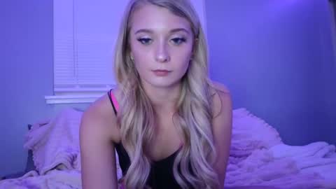 Snapshot of blonde_stella chatting on January 4, 2:14 am Blonde Stella online show from January 4, 2:14 am