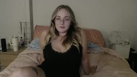 Snapshot of blondeandbent chatting on October 10, 1:48 am Your Big Titty Baby online show from October 10, 1:48 am