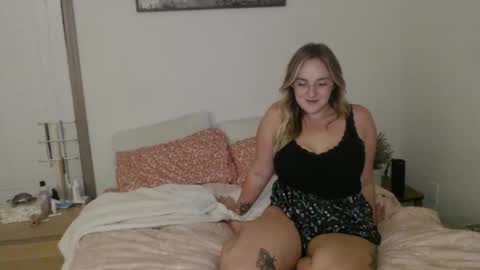 Snapshot of blondeandbent chatting on October 16, 2:23 am Your Big Titty Baby online show from October 16, 2:23 am
