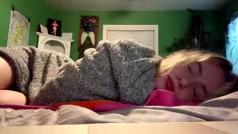 Snapshot of blondebunny999 chatting on February 6, 11:46 am blondebunny999 online show from February 6, 11:46 am