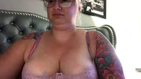 Snapshot of blondecupcke90 chatting on July 17, 6:53 am Blondecupcake90 online show from July 17, 6:53 am