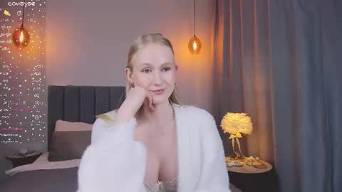 Snapshot of blondiemermaid chatting on February 25, 7:36 pm Mia online show from February 25, 7:36 pm